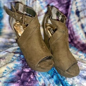 Carlos Santana wedge heels suede green 7.5